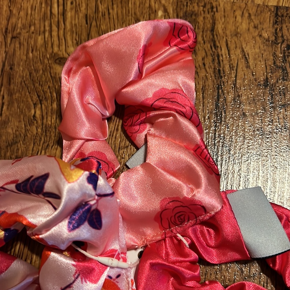 Benefit Scrunchie Set(New) - Picture 3 of 6